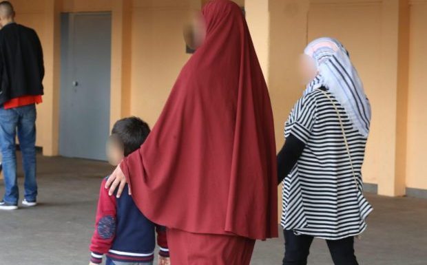 Port du voile. Hourya Bentouhami : «L’exigence de dévoilement n’est qu’un prétexte à l’expression d’un racisme qui fait ciment social»