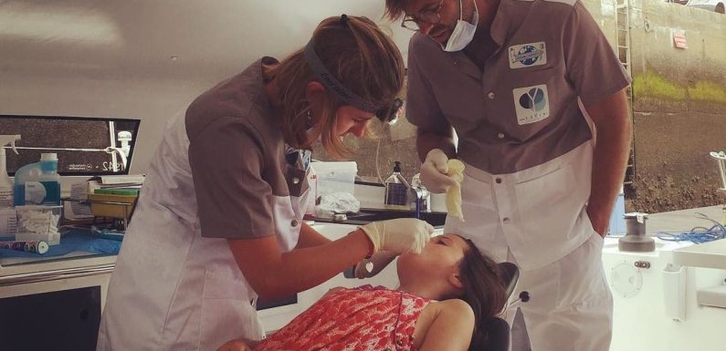 Deux français lancent un voiler-cabinet-dentaire pour les enfants de tous les océans