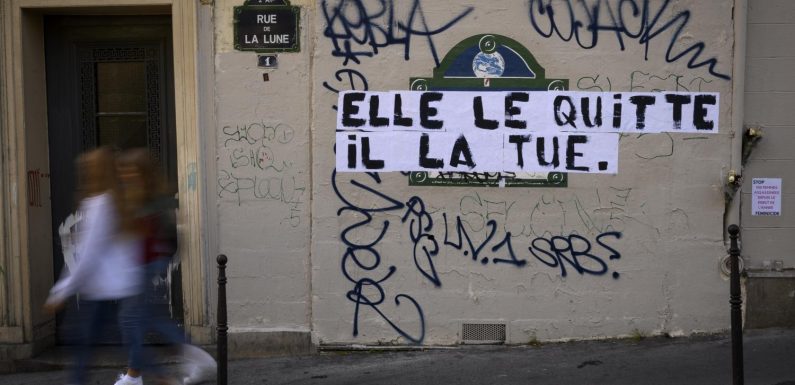 Paris : des collages pour dénoncer les féminicides