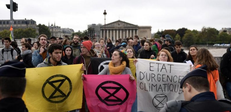 Paris : des militants écologistes d’Extinction Rebellion bloquent l’accès à l’Assemblée nationale