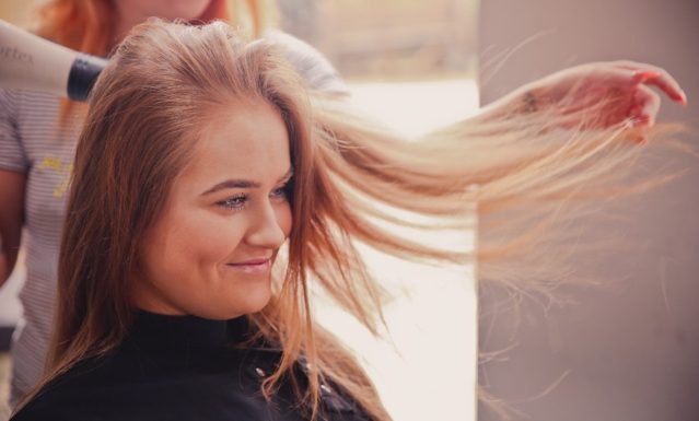 Ces coiffeurs écolos recyclent vos cheveux pour nettoyer les océans
