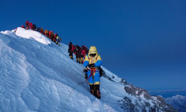 Vidéo : Cette guide française a retiré 75 % des déchets de l’Everest en trois ans
