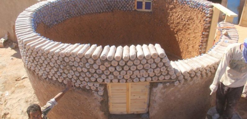 Bâtir de meilleures habitations pour les réfugiés sahraouis avec des bouteilles de sable