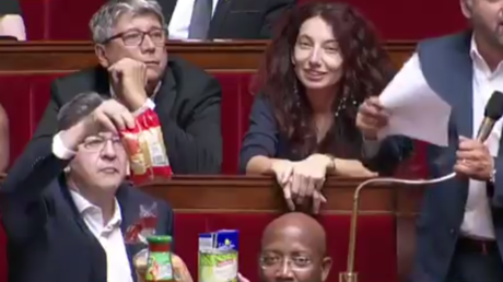 Manon Aubry offre un tas de billets à Jean-Claude Juncker en guise de cadeau de retraite