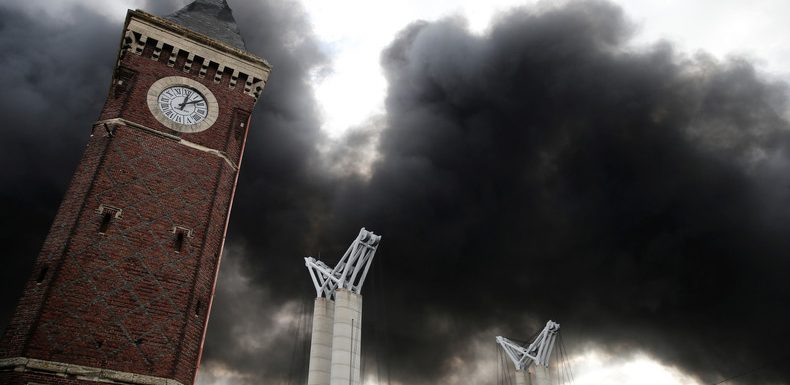 Incendie de Lubrizol : des Rouennais en colère tentent d’investir le conseil de la métropole