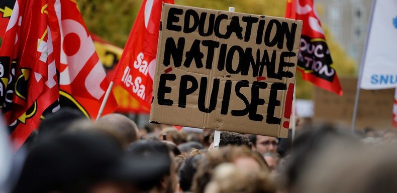 Suicide d’une directrice d’école : des milliers de personnes défilent à Bobigny