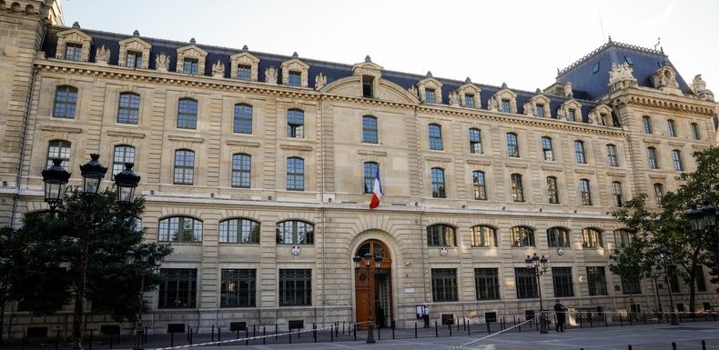Tuerie à Paris: après la saisine du parquet antiterroriste, la communication de l’exécutif interroge
