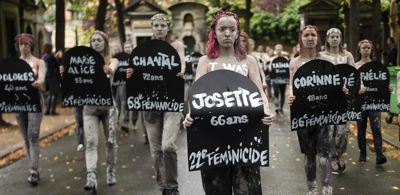 Paris : une centaine de Femen protestent contre les «féminicides» au cimetière du Montparnasse