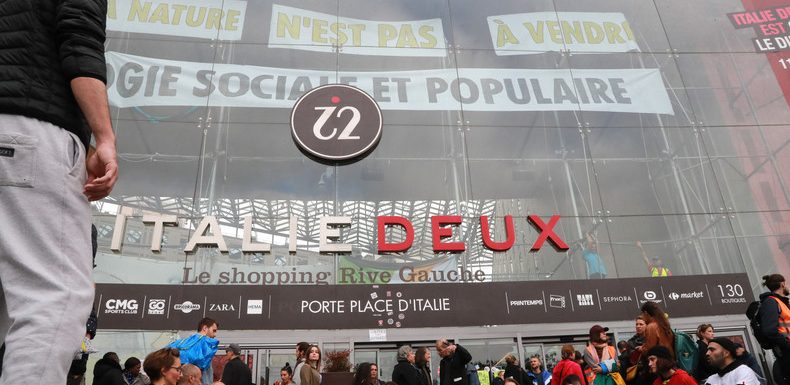 A Paris, des écologistes occupent le centre commercial Italie 2 et y passent la nuit