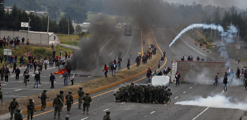 Chars dans la capitale, scènes de guérilla : la hausse des carburants enflamme l’Equateur (VIDEOS)