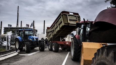 «Macron, réponds-nous !» : les agriculteurs expriment leur désarroi devant les préfectures (IMAGES)