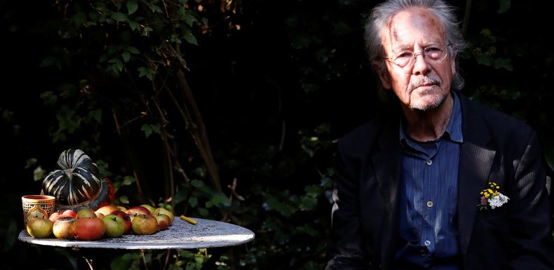 Peter Handke : le prix Nobel de littérature divise dans les Balkans
