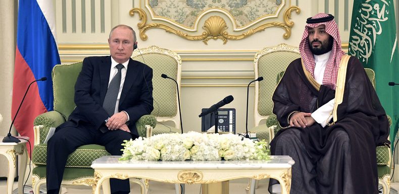 Devant Vladimir Poutine, l&rsquo;orchestre militaire saoudien loupe complètement l&rsquo;hymne russe (VIDEO)