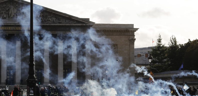 Des canons à eau et du gaz lacrymogène à la manifestation des sapeurs-pompiers à Paris (VIDEOS)