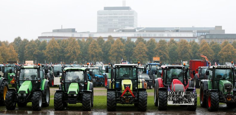 Pays-Bas : mobilisation des agriculteurs qui refusent d&rsquo;être blâmés pour les émissions de pollution