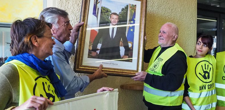 Huit décrocheurs de portraits de Macron condamnés à 500 euros d&rsquo;amende chacun (VIDEO)