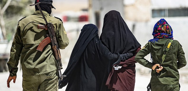 Daesh affirme avoir libéré des femmes détenues par les Kurdes près de Raqqa