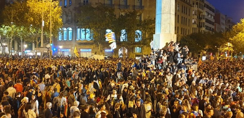 Barcelone : les indépendantistes catalans dans la rue pour le quatrième soir d’affilée (VIDEOS)