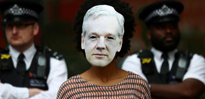 Assange comparaît en personne devant la justice britannique, des Gilets jaunes répondent présent