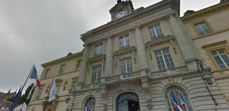 Meaux : enquête ouverte après l’appel d’un agent de la mairie à «couper la tête» d’une femme voilée