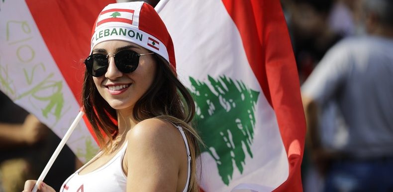 DJ, chant pour bébé et mariages : des scènes festives au cœur des manifestions libanaises (VIDEOS)