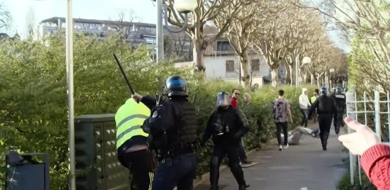 «Pas d’intention coupable» : la plainte d’un Gilet jaune matraqué par la police classée sans suite