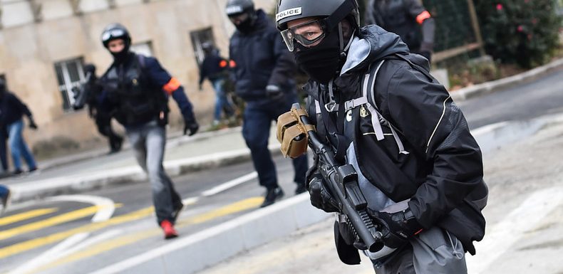 Un homme arrêté à Grenoble après avoir menacé des policiers avec deux couteaux