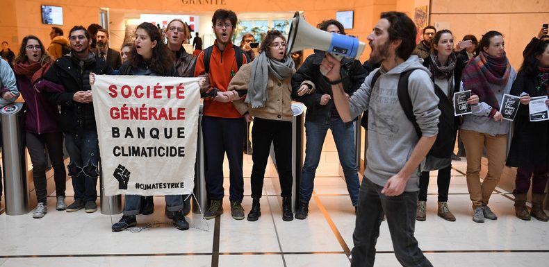 Dix militants en garde à vue prolongée pour des jets de peinture sur une banque à Nice