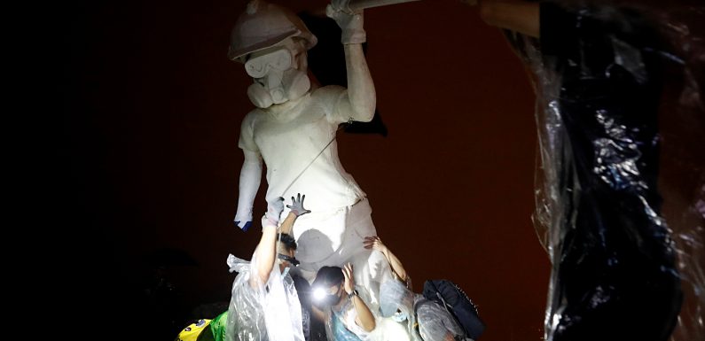 Des manifestants pro-démocratie érigent une statue de la Liberté à Hongkong