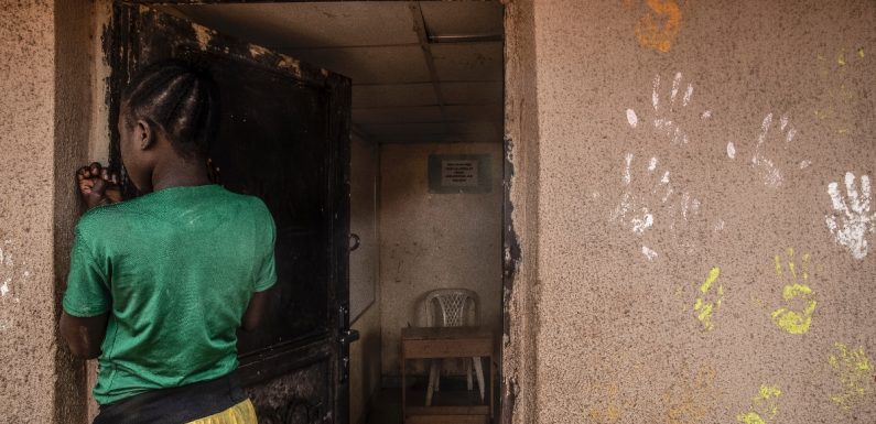 “Comme un roi dans son royaume” : enquête sur le pasteur nigérian qui a “adopté” 4.000 enfants réfugiés de Boko Haram