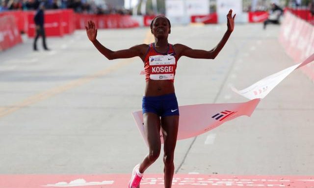Brigid Kosgei explose le record du monde féminin du marathon en course mixte