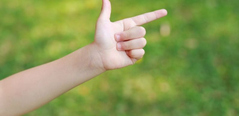 Une fille de 12 ans arrêtée pour avoir mimé une arme avec sa main