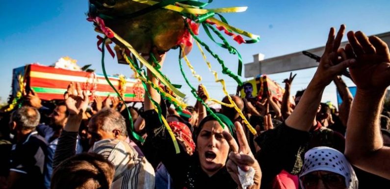 Enterrant leurs morts, les Kurdes de Syrie dénoncent la « trahison » de Washington