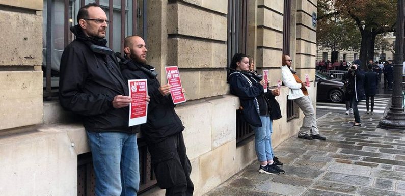 Paris : des citoyens s’enchaînent à l’Assemblée nationale pour défendre la cause animale