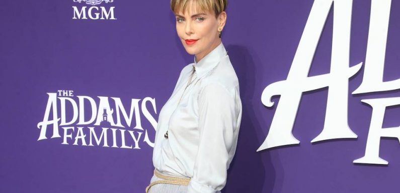 VIDEO. Charlize Theron se blesse sur un tournage… La fille de Kate Moss lui donne des conseils make-up…