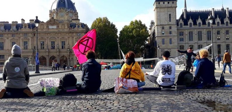 Extinction Rebellion : AG, yoga, désobéissance… Les « rebelles » tiennent toujours place à Paris