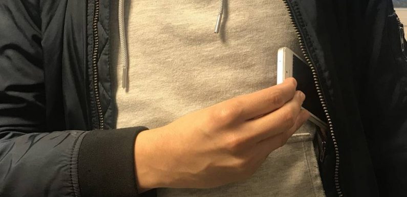 A cause des ondes émises, il n’est pas bon de garder son smartphone trop près du corps, selon l’Anses