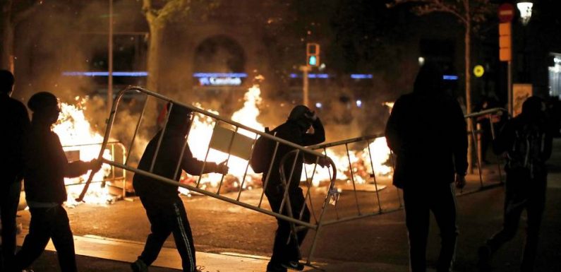 VIDEO. Espagne: Nouvelle nuit de tensions et de barricades à Barcelone
