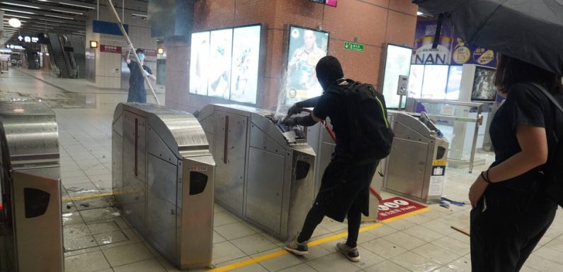 Hong Kong: Violences après l’interdiction du port du masque, les métros à l’arrêt