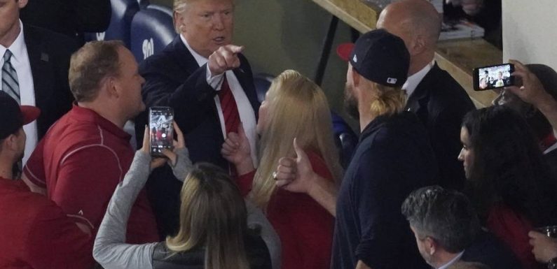 Etats-Unis: Trump hué pendant un match de baseball des World Series