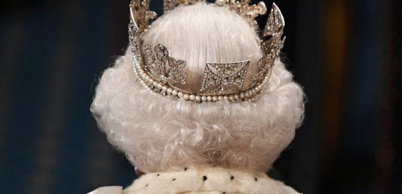 Royaume-Uni : La reine sans sa couronne habituelle lors du discours d’ouverture de la session parlementaire