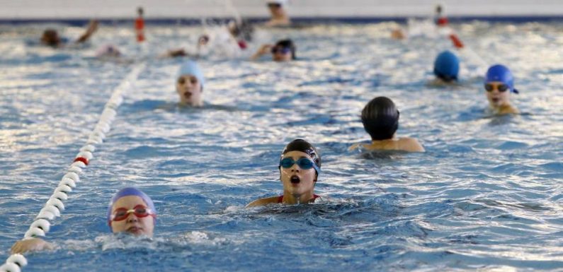 Natation : Avec le dispositif « J’apprends à nager », « on plonge dans l’absurde », lance un professionnel