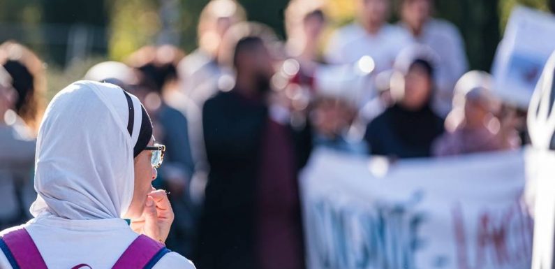 Sorties scolaires des mères voilées : « Quand je croise quelqu’un, je ne m’intéresse pas à sa religion. Pourquoi focalise-t-on sur la mienne ? »
