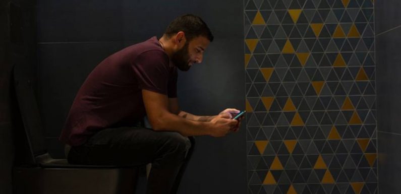 Pourquoi les Français sont accros à leur portable au point de l’utiliser aux toilettes ?