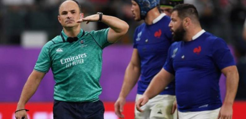 VIDEO. Coupe du monde de rugby : Jaco Peyper doit-il être traité comme un criminel de guerre pour sa photo avec les fans gallois ?