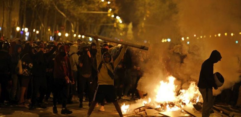 VIDEO. Espagne: Troisième nuit de violences en Catalogne