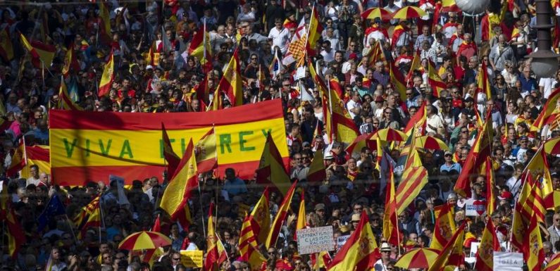 Catalogne: Des dizaines de milliers d’anti-indépendantistes manifestent à Barcelone