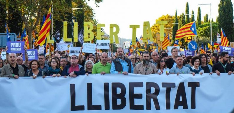 Des centaines de milliers d’indépendantistes catalans manifestent à Barcelone
