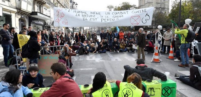 Extinction Rebellion : Des militants bloquent la rue de Rivoli à Paris