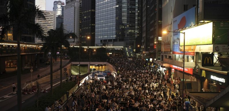 Crise à Hong Kong : Des milliers de personnes mobilisées contre un projet interdisant les masques en manifestation